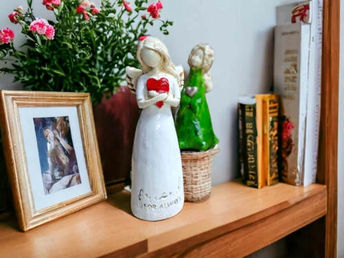 Aniołek z sercem - biały -  22 x 9 cm figurka dekoracyjna gipsowa