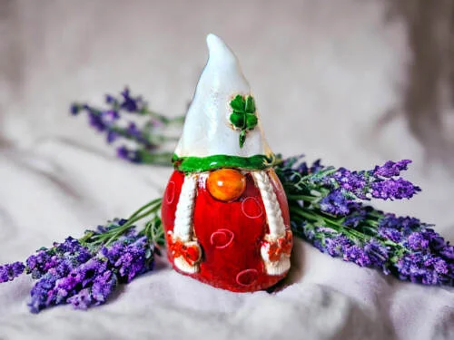 Skrzat Smakosz - beżowo czerwony -  figurka dekoracyjna gipsowa 5 x 5 cm