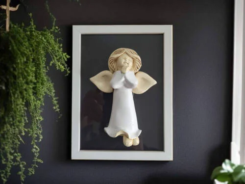 Aniołek Adam + ramka - wiszący biały -  13 cm figurka dekoracyjna gipsowa