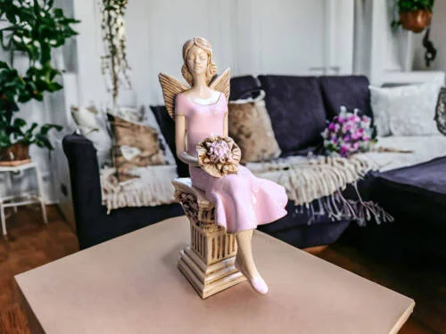 Anioł Pauline - różowy -  20 x 9 cm figurka dekoracyjna gipsowa