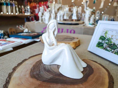 Anioł Rozmarzona Emily - beżowy -  22 x 9 cm figurka dekoracyjna gipsowa