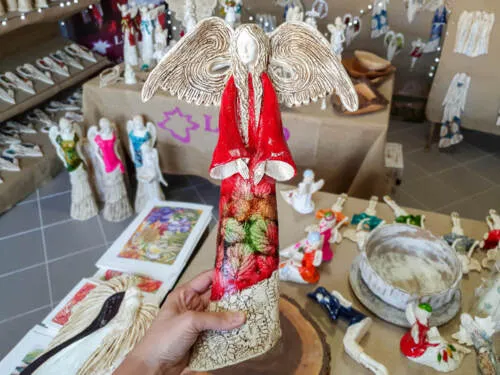 Anioł Clara Art Leaf - czerwony -  40 x 28 cm figurka dekoracyjna gipsowa