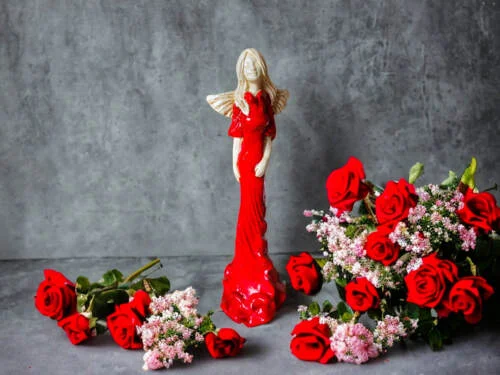 Anioł Margaret - czerwony -  32 cm figurka dekoracyjna gipsowa
