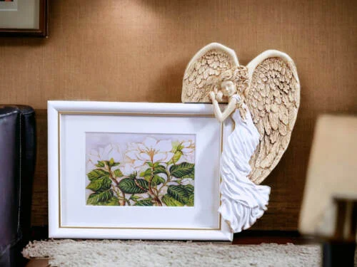 Anioł Andrea + Ramka - biały prawy -  13 x 18 cm figurka dekoracyjna gipsowa