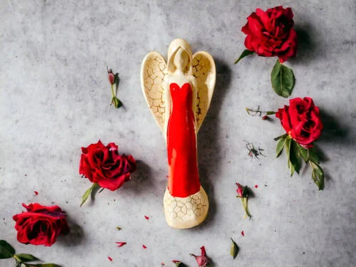 Anioł Emily - czerwony -  22 x 9 cm figurka dekoracyjna gipsowa