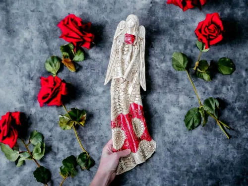 Anioł Genesis - wiszący czerwony -  55 x 20 cm figurka dekoracyjna gipsowa