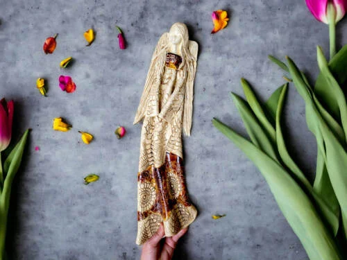 Anioł Genesis - wiszący brąz  -  55 x 20 cm figurka dekoracyjna gipsowa