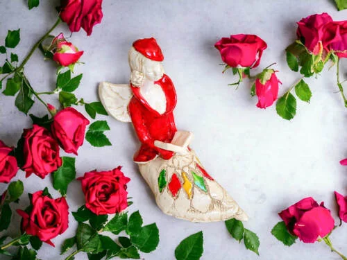 Aniołek Loretta - czerwony -  15 cm figurka dekoracyjna gipsowa