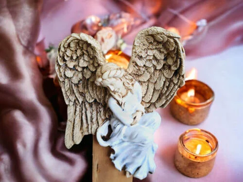 Anioł Pokory - biały prawy -  15 x 11.5 cm figurka dekoracyjna gipsowa