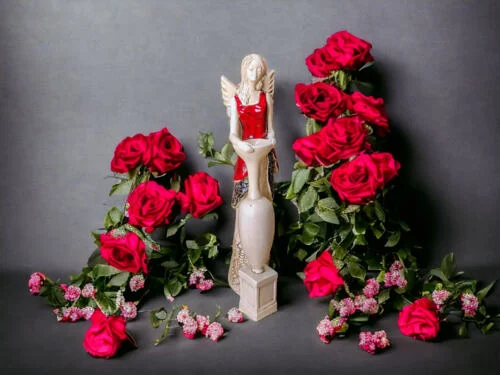 Anioł Suri - czerwony -  32 x 15 cm figurka dekoracyjna gipsowa