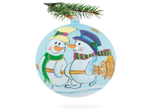 Bałwanki z miotłą na niebieskim -  100 mm bombka choinkowa szklana 1 szt