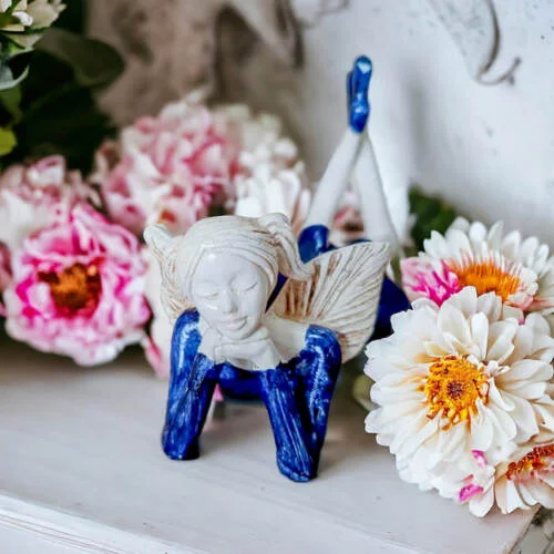 Aniołek Dixie - granatowy -  15 cm figurka dekoracyjna gipsowa