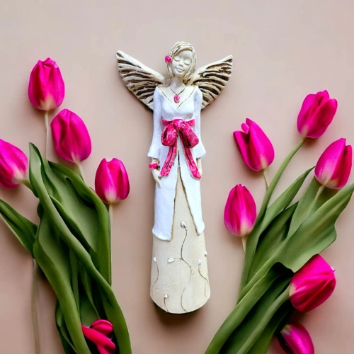 Anioł Lily - biały z różem -  35 x 15 cm figurka dekoracyjna gipsowa
