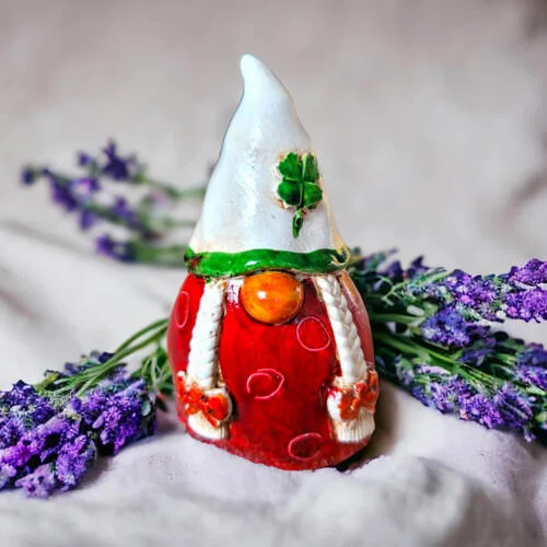 Skrzat Smakosz - beżowo czerwony -  figurka dekoracyjna gipsowa 5 x 5 cm