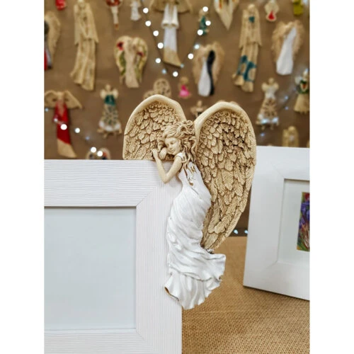 Anioł Andrea + Ramka - biały prawy -  19 x 11 cm figurka dekoracyjna gipsowa