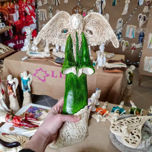 Anioł Clara - zielona -  40 x 28 cm figurka dekoracyjna gipsowa