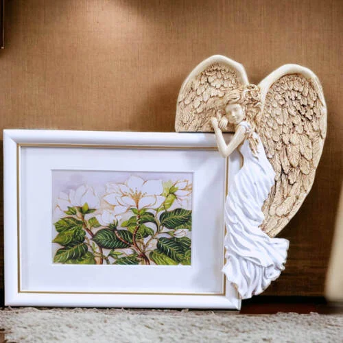 Anioł Andrea + Ramka - biały prawy -  13 x 18 cm figurka dekoracyjna gipsowa