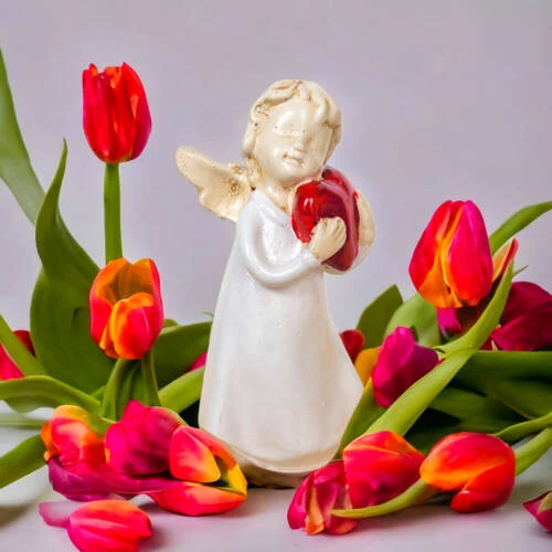 Aniołek z sercem - biały -  15 x 7.5 cm figurka dekoracyjna gipsowa