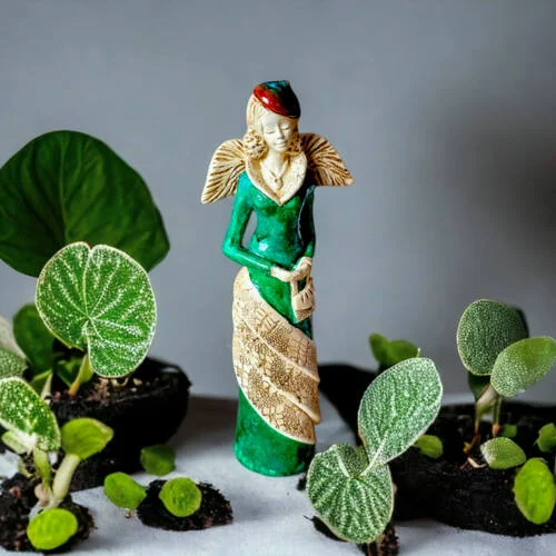 Anioł Charlotte - zielony jasny -  32 x 15 cm figurka dekoracyjna gipsowa